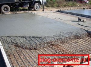Na obrázku je naléván zpevněná monolitická deska.