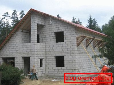 Fotografie ukazují stavbu venkovského domu z pórobetonových bloků.