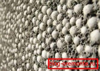 Na fotografii - tento materiál je velmi snadno rozlišitelný ve vzhledu: granule z polystyrenu jsou přítomny ve velkém množství Na fotografii - tento materiál je velmi snadno rozlišitelný ve vzhledu: granule z polystyrenu jsou přítomny ve velkém množství