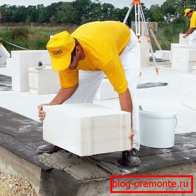 Ve fotkách tvoří bloky na hydroizolaci.