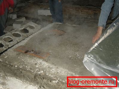 Fotografie zobrazuje páru při ohřevu a sušení betonu Fotografie zobrazuje páru při ohřevu a sušení betonu