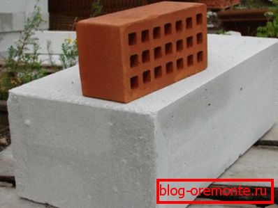 Na obrázku je rozdíl mezi běžným blokem z cihel a pórobetonu. Na obrázku je rozdíl mezi běžným blokem z cihel a pórobetonu.