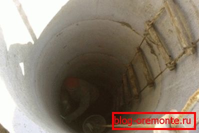 Za sloupem začneme podkopávat půdu. Za sloupem začneme podkopávat půdu.