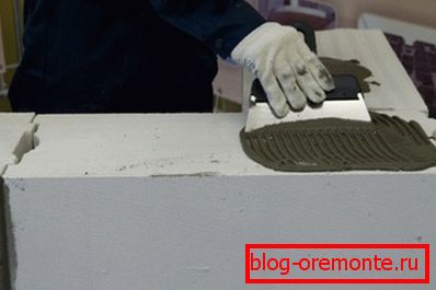 Vložení lepidla na betonový blok Vložení lepidla na betonový blok