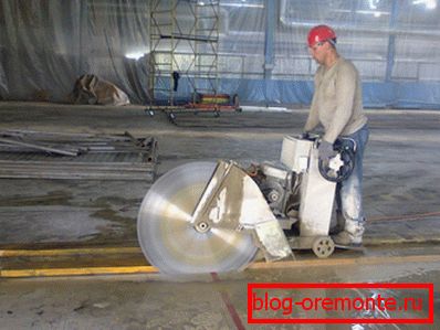 Řezání dilatačních spár pomocí diamantové pily. Řezání dilatačních spár pomocí diamantové pily.