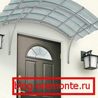 Polykarbonátové hledí na kovovém rámu přes přední dveře