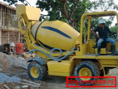 Malý betonový mixér s přívodem betonu Malý betonový mixér s přívodem betonu