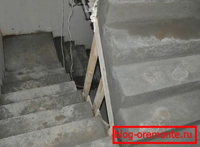Nedokončené betonové schodiště Nedokončené betonové schodiště