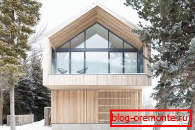 Nový módní trend z hlediska architektury. Tento design je také nazýván chalet, ale s opravdovým alpským domem je málo obyčejné Nový módní trend z hlediska architektury. Tento design je také nazýván chalet, ale s opravdovým alpským domem je málo obyčejné