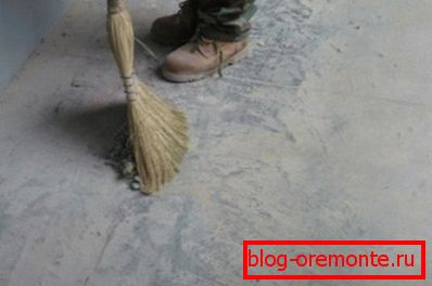 Odstraňte betonovou podlahu vlastními rukama a koštětem Odstraňte betonovou podlahu vlastními rukama a koštětem