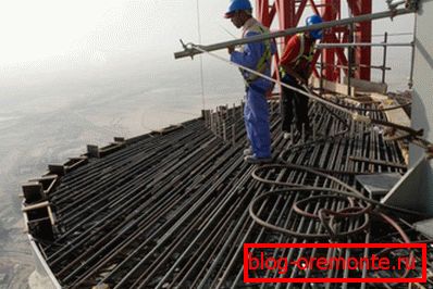 Vezměte prosím na vědomí, že toto není třetí nebo dokonce páté patro, ale beton je dodáván i přes speciální čerpadlo. Vezměte prosím na vědomí, že toto není třetí nebo dokonce páté patro, ale beton je dodáván i přes speciální čerpadlo.