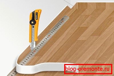 Řezání materiálu pod kovovým pravítkem zabrání vzniku nepravidelných tvarů nebo Řezání materiálu pod kovovým pravítkem zabrání vzniku nepravidelných tvarů nebo