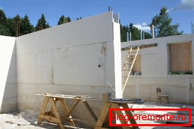 Homogenní struktura zajišťuje nepřítomnost trhlin a dutin ve stěnách Homogenní struktura zajišťuje nepřítomnost trhlin a dutin ve stěnách