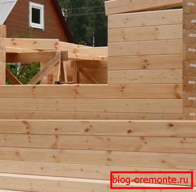 Okenní otvory v domě dřeva nevyžadují další výztuž Okenní otvory v domě dřeva nevyžadují další výztuž