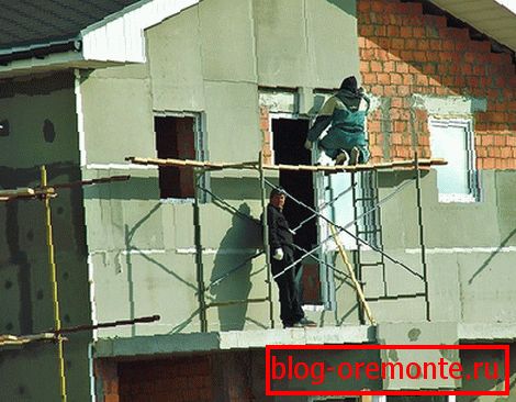 Zvláštní pozornost by měla být věnována rohům budovy.