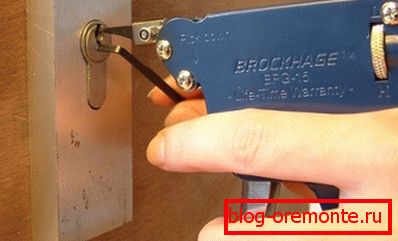Otevření zámku pomocí improvizovaných zařízení Otevření zámku pomocí improvizovaných zařízení