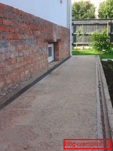 Nedostatek včasného zpracování betonu vede k jeho destrukci povrchu. Nedostatek včasného zpracování betonu vede k jeho destrukci povrchu.