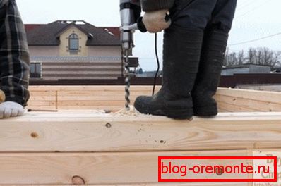 Otvory v liště musí být vyvrtány velkou tryskou Otvory v liště musí být vyvrtány velkou tryskou