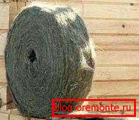 Kábel používaný jako těsnění mezi korunami v domě Kábel používaný jako těsnění mezi korunami v domě