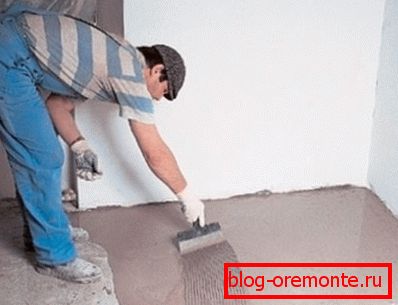 Před pokládkou laminátu na betonovou podlahu je nutné jej vyrovnat Před pokládkou laminátu na betonovou podlahu je nutné jej vyrovnat