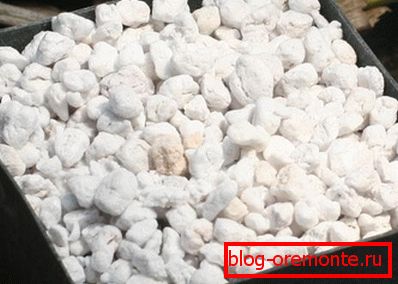 Perlit se týká materiálů s vynikající tepelnou izolací a hlukovou izolací. Perlit se týká materiálů s vynikající tepelnou izolací a hlukovou izolací.