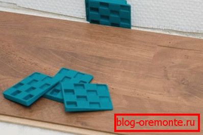 První popruh s podpěrnými klíny První popruh s podpěrnými klíny
