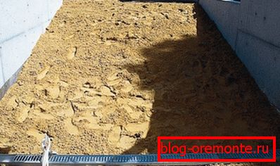 Naplňte pískem před naklápěním Naplňte pískem před naklápěním