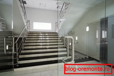 Skleněné křídlové dveře v kancelářské hale Skleněné křídlové dveře v kancelářské hale