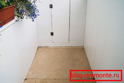 Základ dřevotřískové desky na balkoně