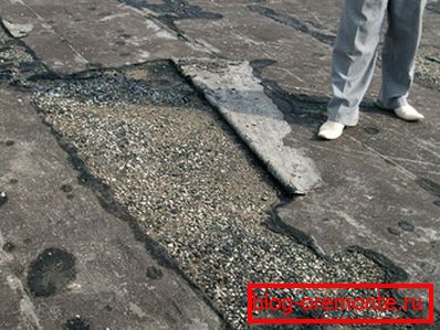 Poškození roubované střechy