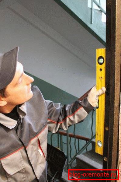 Zarovnání rámu dveří správná instalace vstupních dveří