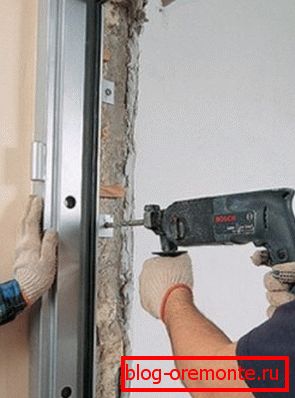 Montáž skříně pomocí montážních desek pravidla pro instalaci vstupních dveří