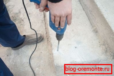 Před instalací šroubu proveďte otvor pod hmoždinkem Před instalací šroubu proveďte otvor pod hmoždinkem