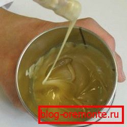 Při použití lepidla nezapomeňte na bezpečnost, používejte rukavice a masku Při použití lepidla nezapomeňte na bezpečnost, používejte rukavice a masku