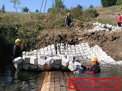Při práci s betonovými rohožemi se předpokládá použití speciálního zařízení, které je třeba vzít v úvahu i ve fázi návrhu. Při práci s betonovými rohožemi se předpokládá použití speciálního zařízení, které je třeba vzít v úvahu i ve fázi návrhu.