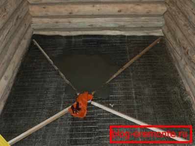 Při vytváření podlahy v místnostech s vysokou vlhkostí byste měli přemýšlet o tom, jak zvýšit značku materiálu nebo přidat další přísady. Při vytváření podlahy v místnostech s vysokou vlhkostí byste měli přemýšlet o tom, jak zvýšit značku materiálu nebo přidat další přísady.