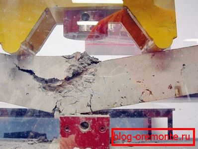 Zařízení pro měření kritického zatížení laboratorních vzorků monolitického betonu. Zařízení pro měření kritického zatížení laboratorních vzorků monolitického betonu.