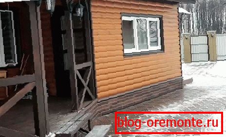 Strom stojí drsné a mírné klima.