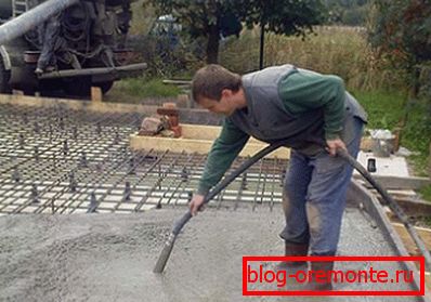 Použití hlubokého vibrátoru pro plnění desky základny. Použití hlubokého vibrátoru pro plnění desky základny.