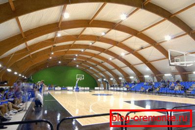 Použití konstrukce flexibilního laminovaného dřeva jako klenutého stropního sportovního komplexu. Použití konstrukce flexibilního laminovaného dřeva jako klenutého stropního sportovního komplexu.