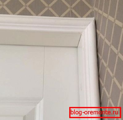 Příkladem na fotografii jsou dveře v rohu nebo v úzké chodbě. Příkladem na fotografii jsou dveře v rohu nebo v úzké chodbě.