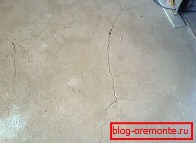 Příklad prasklin v betonové podlaze Příklad prasklin v betonové podlaze