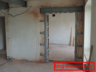 Kovové zesílené otvory podléhají povinné omítce Kovové zesílené otvory podléhají povinné omítce