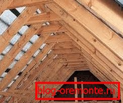 Jednoduchá štíhlá střecha při instalaci Jednoduchá štíhlá střecha při instalaci
