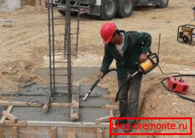 Proces použití speciálního vibrátoru pro beton, který umožňuje odstranění všech vzduchových bublin z materiálu a umístění roztoku přes celý tvar Proces použití speciálního vibrátoru pro beton, který umožňuje odstranění všech vzduchových bublin z materiálu a umístění roztoku přes celý tvar