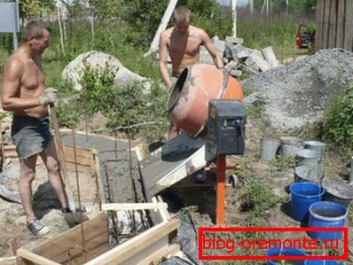 Proces plnění bednění čerstvě připraveným materiálem Proces plnění bednění čerstvě připraveným materiálem