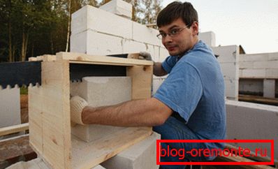 Rozřezání bloku dřevěným pahýlem Rozřezání bloku dřevěným pahýlem