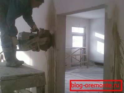 Rozšíření dveří v betonové stěně Rozšíření dveří v betonové stěně