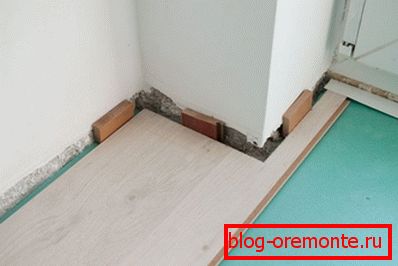 Vzdálenost od stěny k deskám