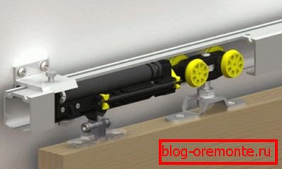 Posuvný mechanismus pro závěsné dveře Posuvný mechanismus pro závěsné dveře